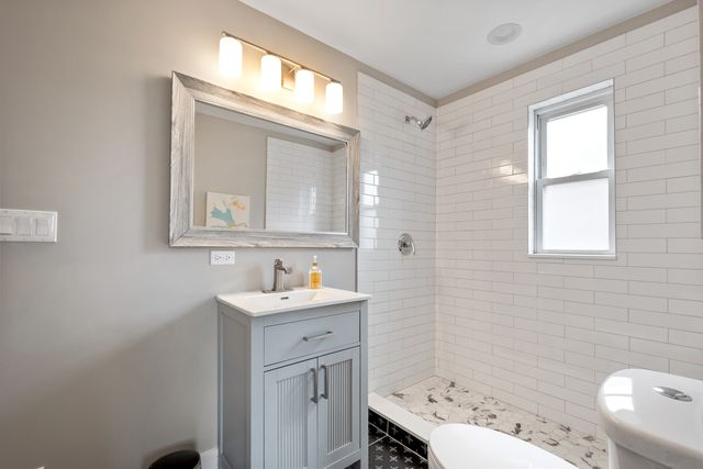 3540 W Evergreen Avenue, Chicago, IL 60651