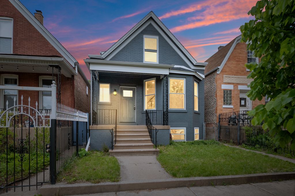Image 1 of property listing at 3540 W Evergreen Avenue, Chicago, IL 60651