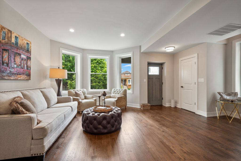 Image 2 of property listing at 3540 W Evergreen Avenue, Chicago, IL 60651