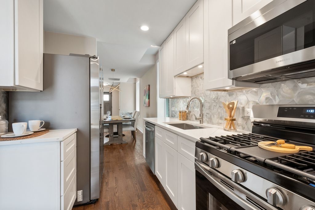 Image 12 of property listing at 3540 W Evergreen Avenue, Chicago, IL 60651