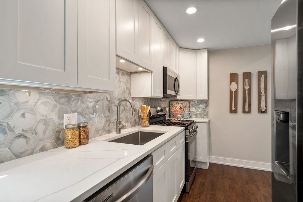 Image 13 of property listing at 3540 W Evergreen Avenue, Chicago, IL 60651