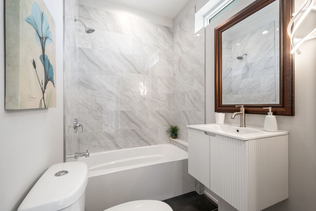 Image 15 of property listing at 3540 W Evergreen Avenue, Chicago, IL 60651