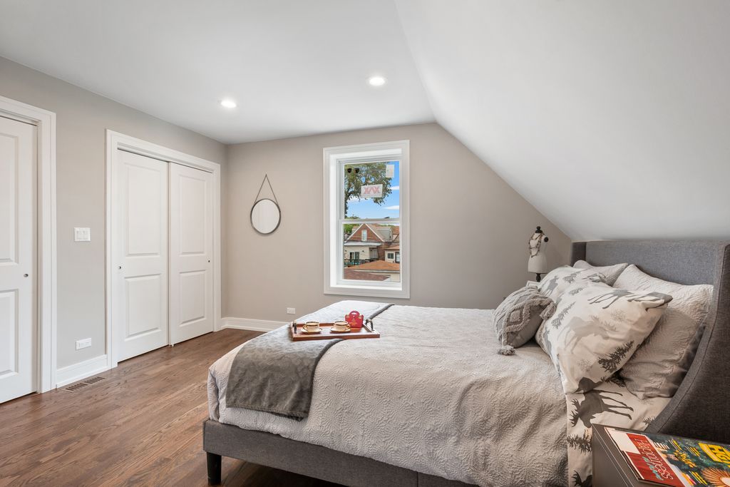 Image 16 of property listing at 3540 W Evergreen Avenue, Chicago, IL 60651