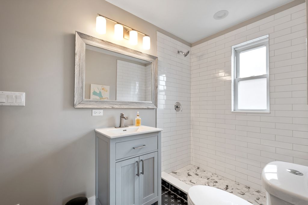 Image 18 of property listing at 3540 W Evergreen Avenue, Chicago, IL 60651