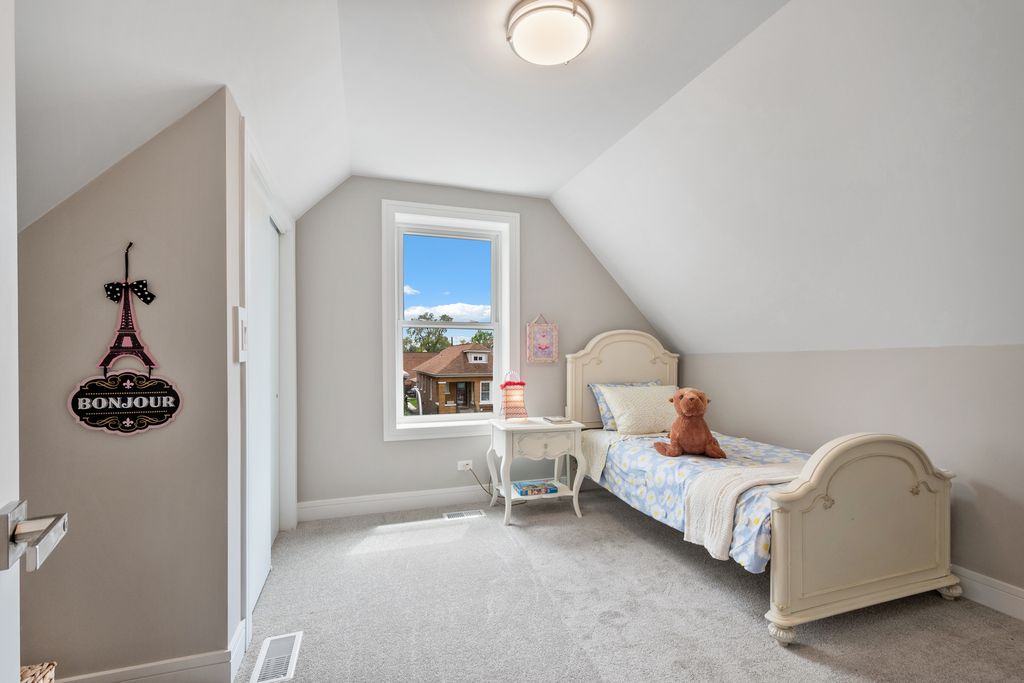 Image 20 of property listing at 3540 W Evergreen Avenue, Chicago, IL 60651
