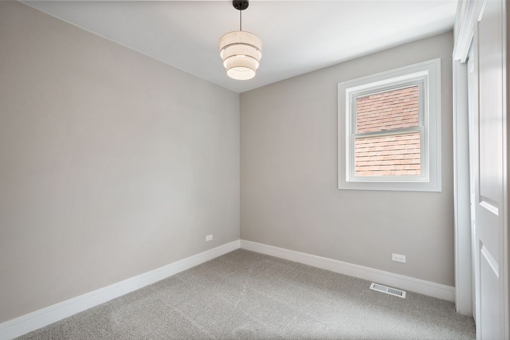 Image 22 of property listing at 3540 W Evergreen Avenue, Chicago, IL 60651