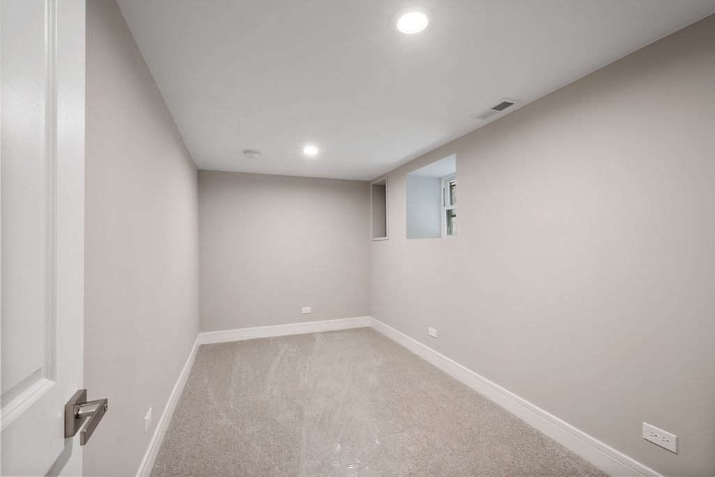 Image 28 of property listing at 3540 W Evergreen Avenue, Chicago, IL 60651