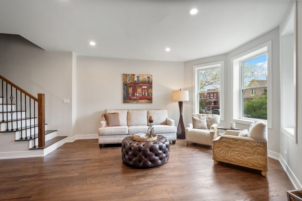 Image 4 of property listing at 3540 W Evergreen Avenue, Chicago, IL 60651