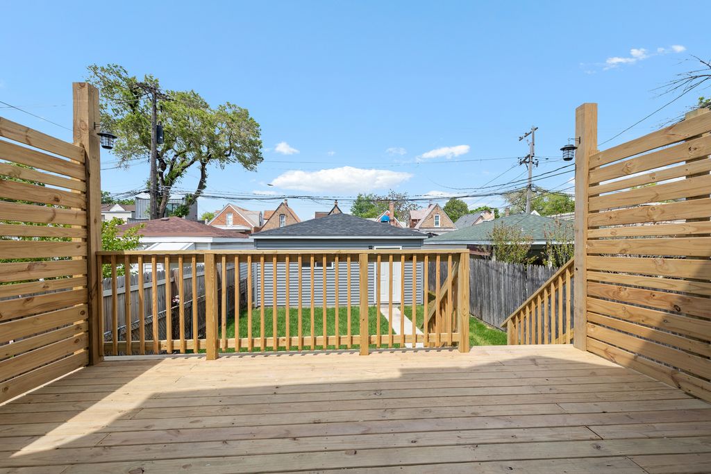 Image 31 of property listing at 3540 W Evergreen Avenue, Chicago, IL 60651