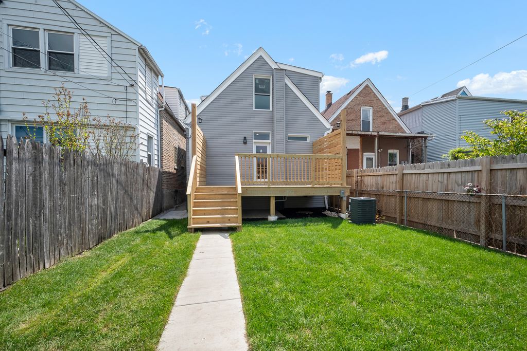Image 32 of property listing at 3540 W Evergreen Avenue, Chicago, IL 60651