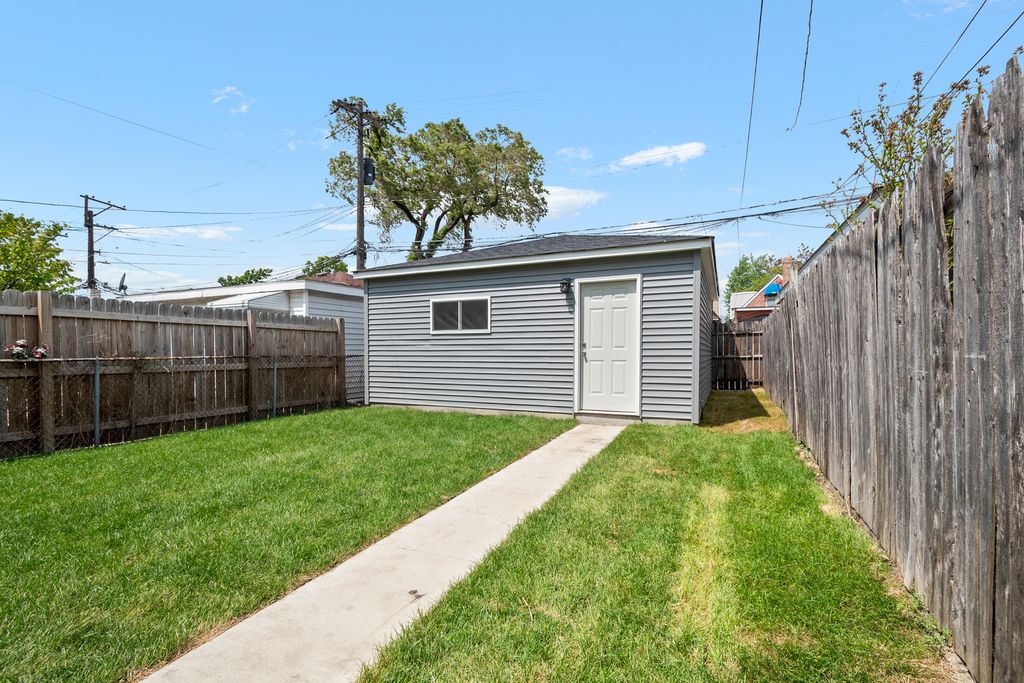 Image 33 of property listing at 3540 W Evergreen Avenue, Chicago, IL 60651
