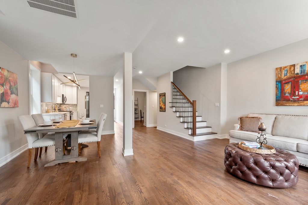 Image 6 of property listing at 3540 W Evergreen Avenue, Chicago, IL 60651