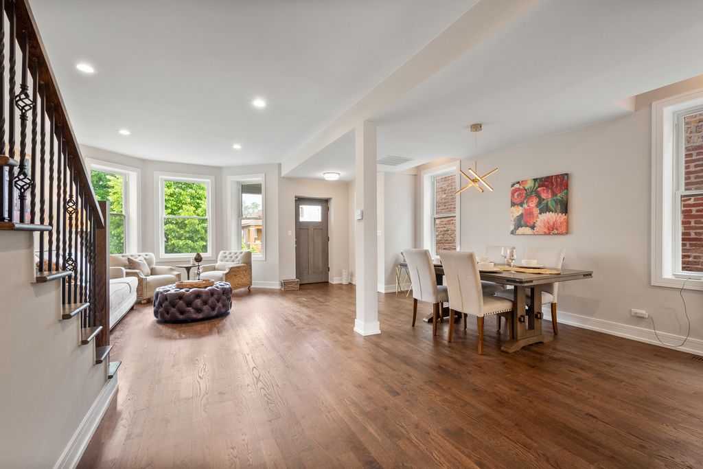 Image 7 of property listing at 3540 W Evergreen Avenue, Chicago, IL 60651