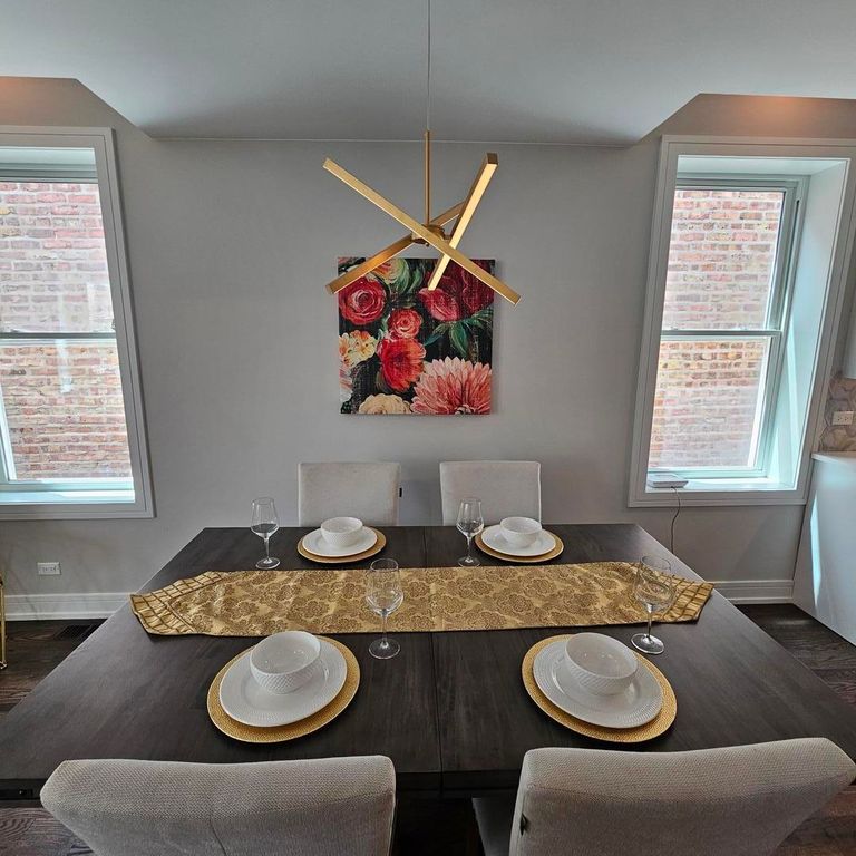 Image 8 of property listing at 3540 W Evergreen Avenue, Chicago, IL 60651