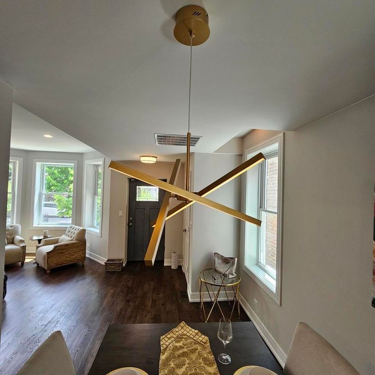 Image 9 of property listing at 3540 W Evergreen Avenue, Chicago, IL 60651