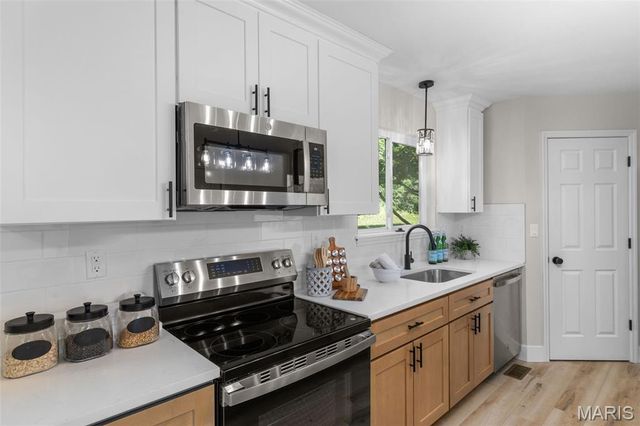 7264 Crystal Lake Court, St Louis, MO 63129