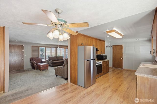 24325 16th Avenue S, Des Moines, WA 98198