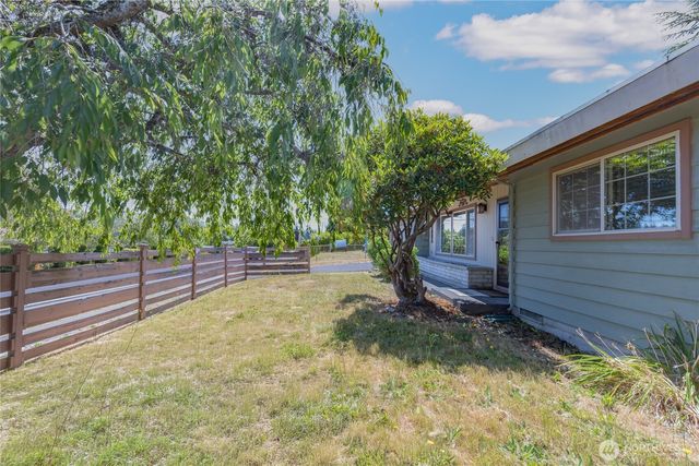 24325 16th Avenue S, Des Moines, WA 98198