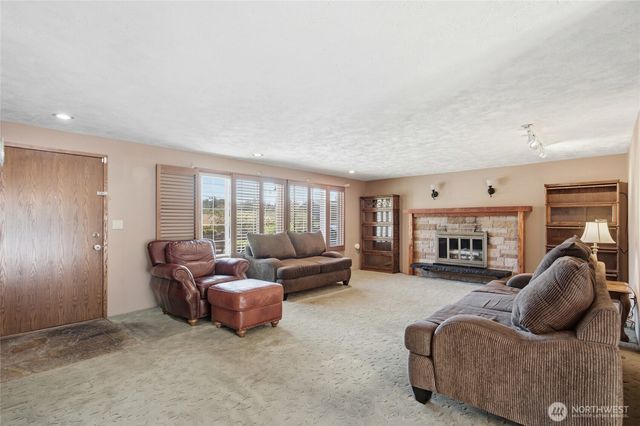 24325 16th Avenue S, Des Moines, WA 98198