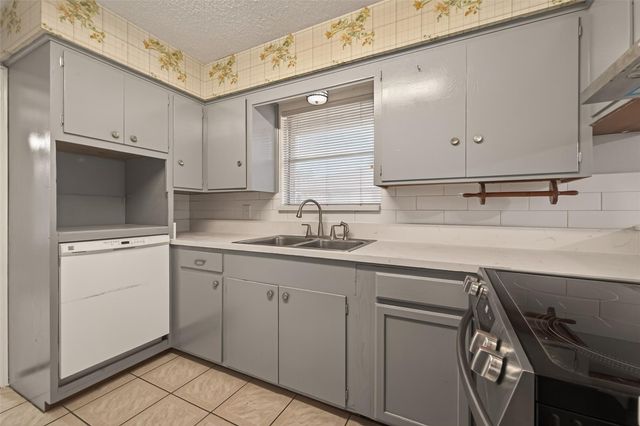 2107 Old Alvin Road, Pearland, TX 77581