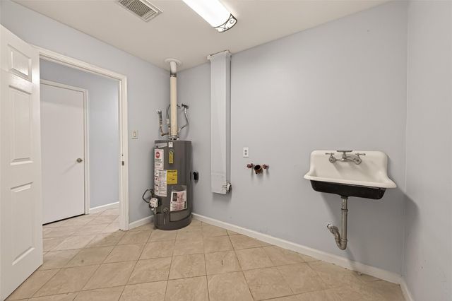 2107 Old Alvin Road, Pearland, TX 77581