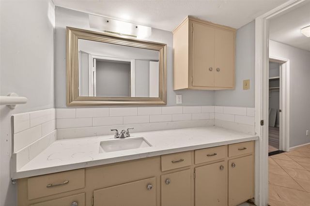 2107 Old Alvin Road, Pearland, TX 77581