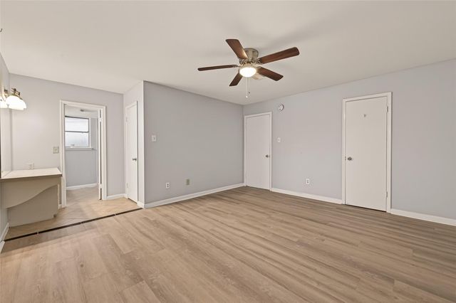 2107 Old Alvin Road, Pearland, TX 77581