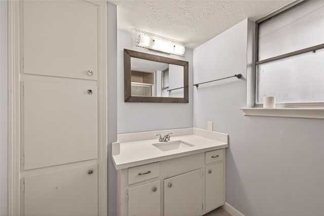 2107 Old Alvin Road, Pearland, TX 77581