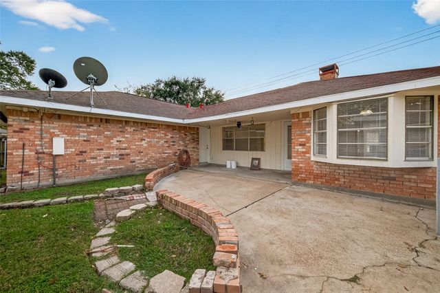 2107 Old Alvin Road, Pearland, TX 77581