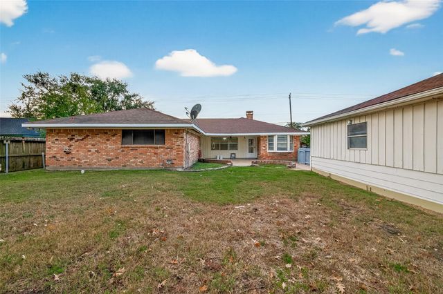 2107 Old Alvin Road, Pearland, TX 77581