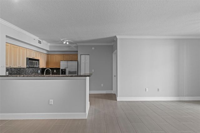 6861 SW 44th St 204, Miami, FL 33155