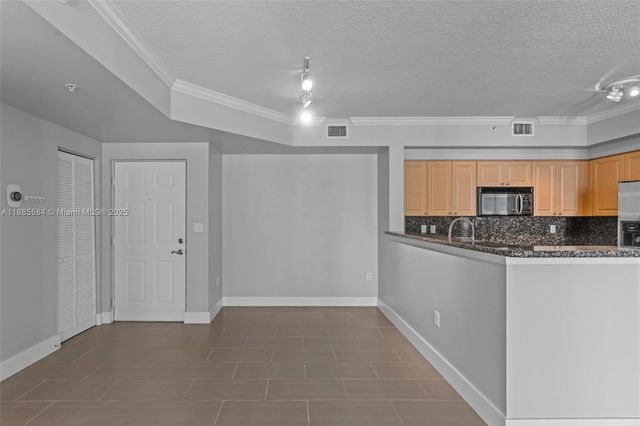 6861 SW 44th St 204, Miami, FL 33155