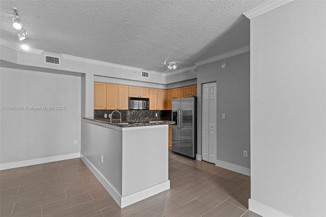 6861 SW 44th St 204, Miami, FL 33155