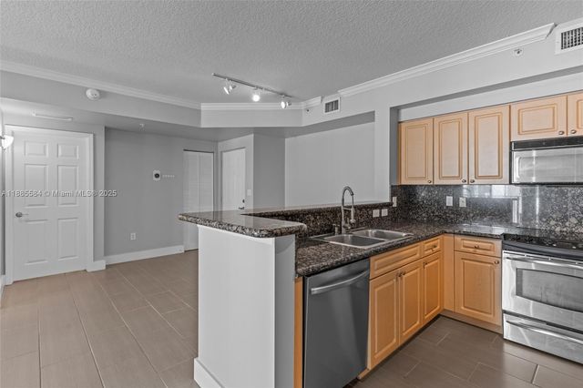 6861 SW 44th St 204, Miami, FL 33155