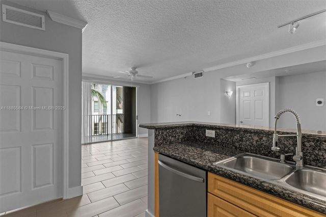 6861 SW 44th St 204, Miami, FL 33155