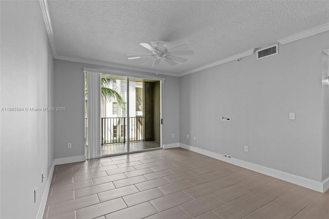 6861 SW 44th St 204, Miami, FL 33155