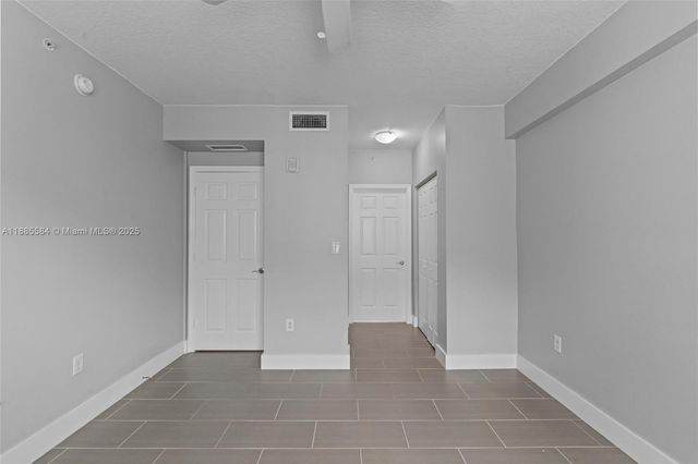 6861 SW 44th St 204, Miami, FL 33155