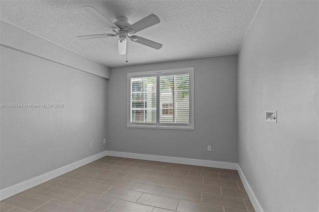6861 SW 44th St 204, Miami, FL 33155