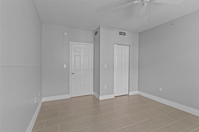 6861 SW 44th St 204, Miami, FL 33155