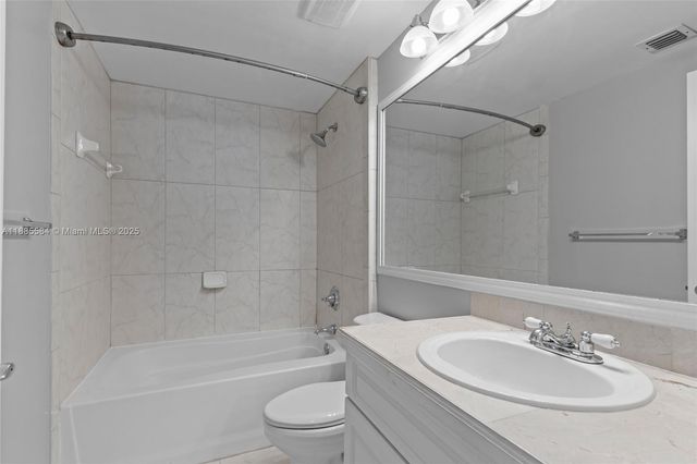 6861 SW 44th St 204, Miami, FL 33155