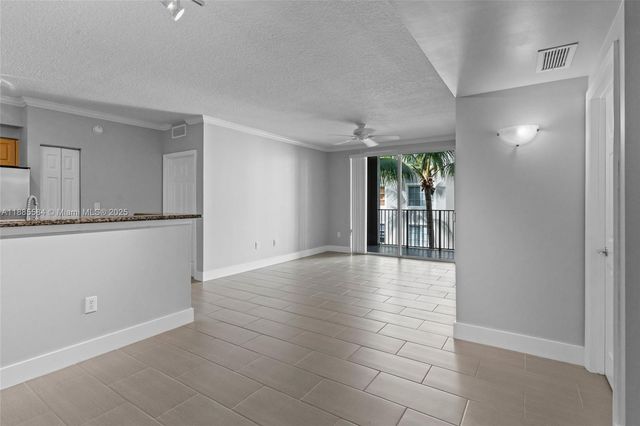 6861 SW 44th St 204, Miami, FL 33155