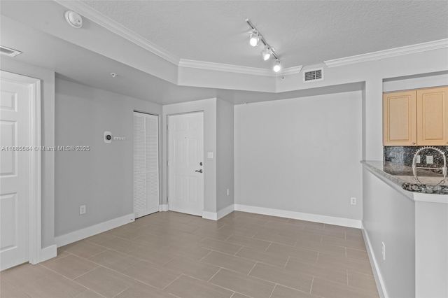 6861 SW 44th St 204, Miami, FL 33155
