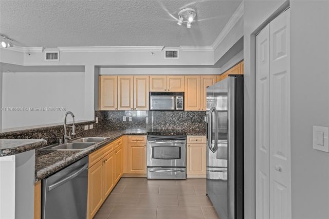 6861 SW 44th St 204, Miami, FL 33155