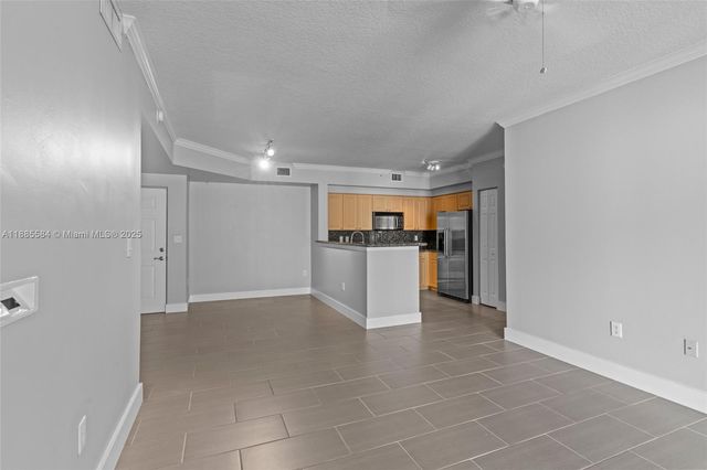 6861 SW 44th St 204, Miami, FL 33155