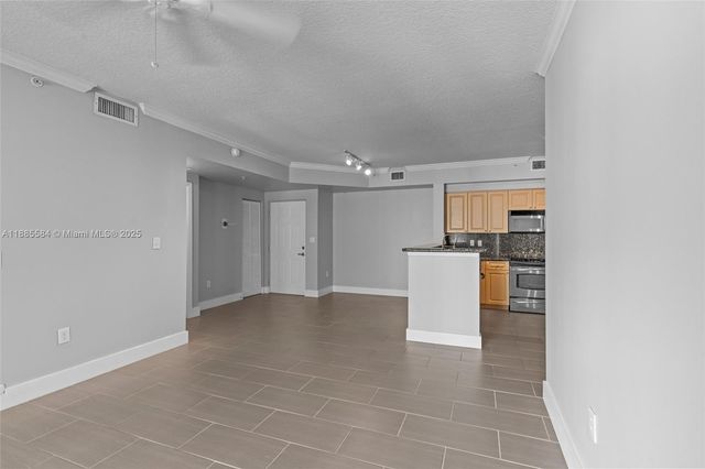 6861 SW 44th St 204, Miami, FL 33155
