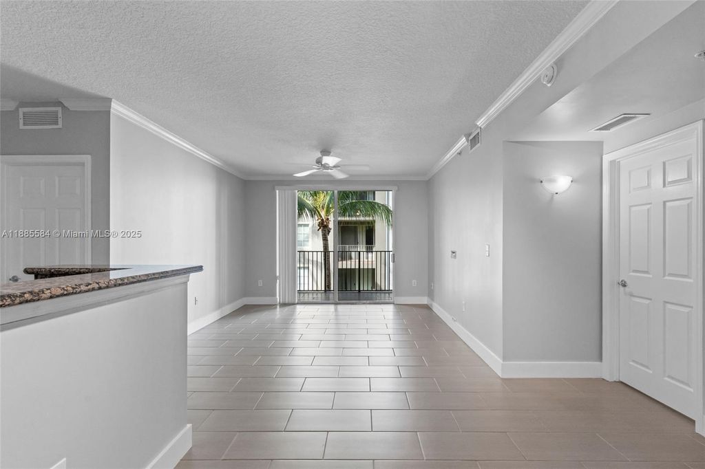 6861 SW 44th St 204, Miami, FL 33155