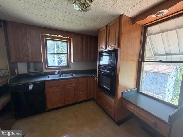 11 S EAST ST, Spring Grove, PA 17362