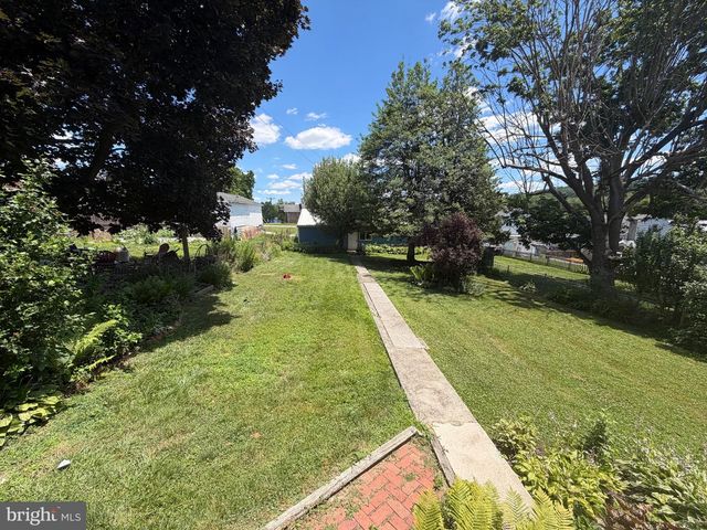 11 S EAST ST, Spring Grove, PA 17362
