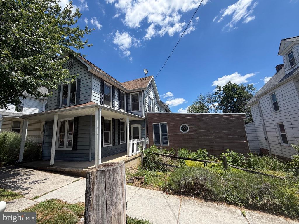11 S EAST ST, Spring Grove, PA 17362