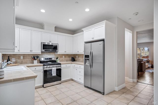 2084 Cooper Dr, Santa Rosa, CA 95404